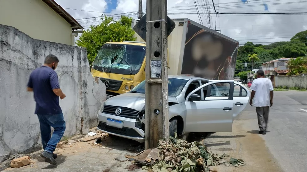 Caminhão derruba muro e invade jardim de casa em JP ParaíbaOn