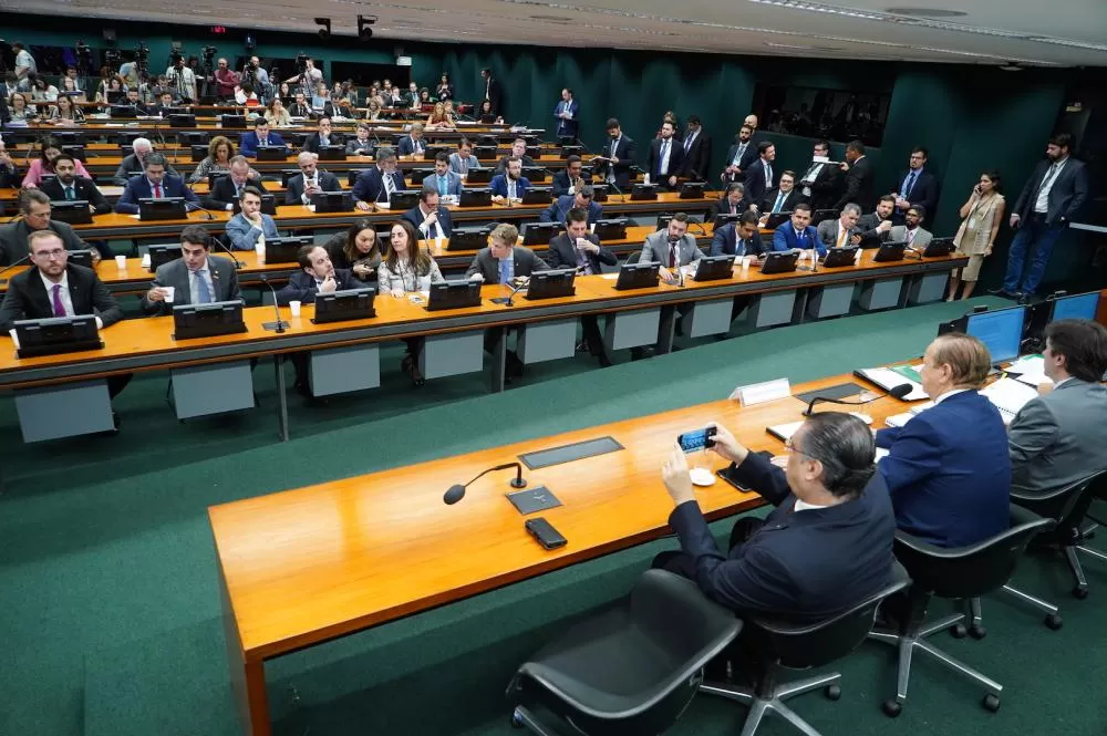 Comissão da Câmara vota PEC que acaba com escala 6×1 nesta quarta (27)