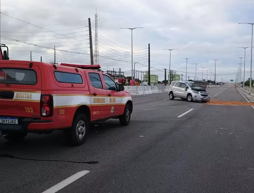 Mulher morre e cinco pessoas ficam feridas após capotamento na BR-230, em Cabedelo