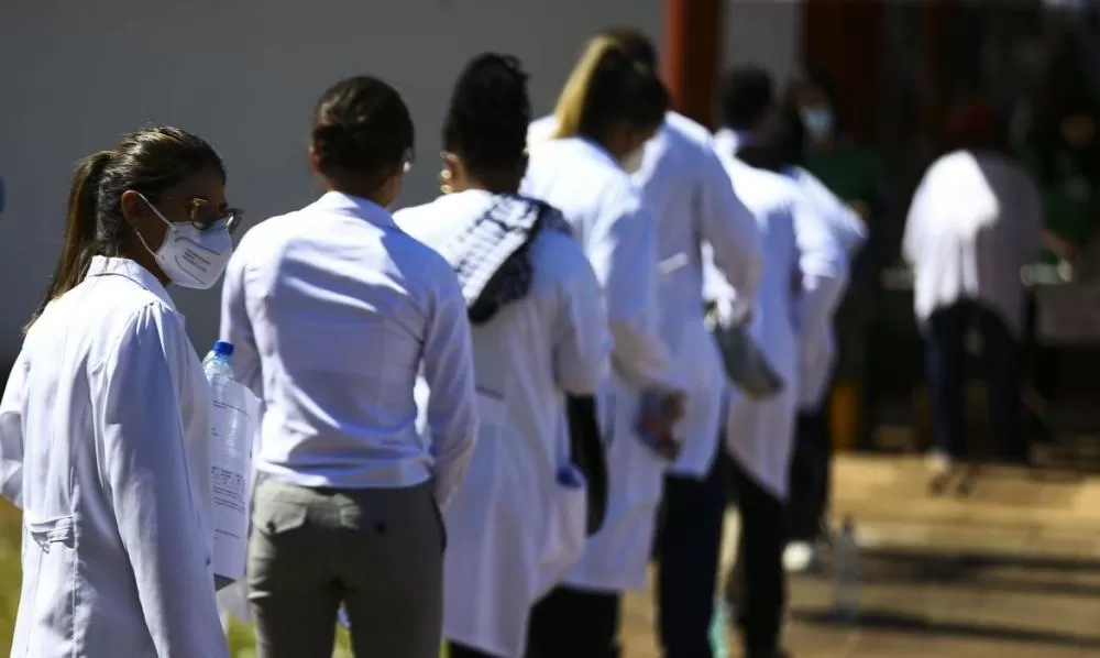 Paraíba abre 52 vagas para médicos especialistas com bolsa de até R$ 20 mil