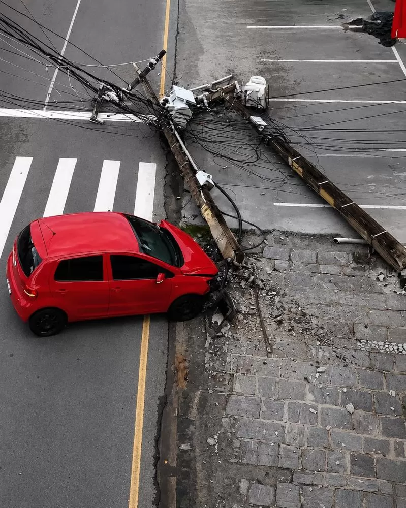 Carro derruba dois postes, interdita avenida e deixa bairro sem energia em João Pessoa