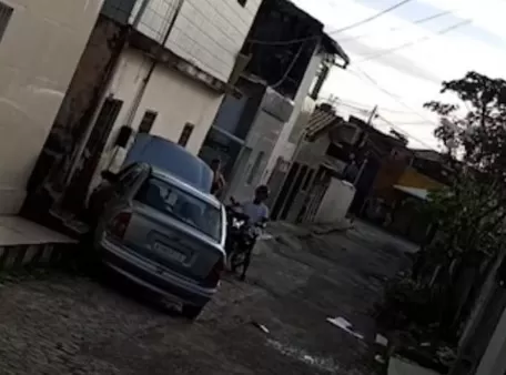 Criança de 3 anos morre após carro colidir com fachada de casa no Varadouro, em João Pessoa