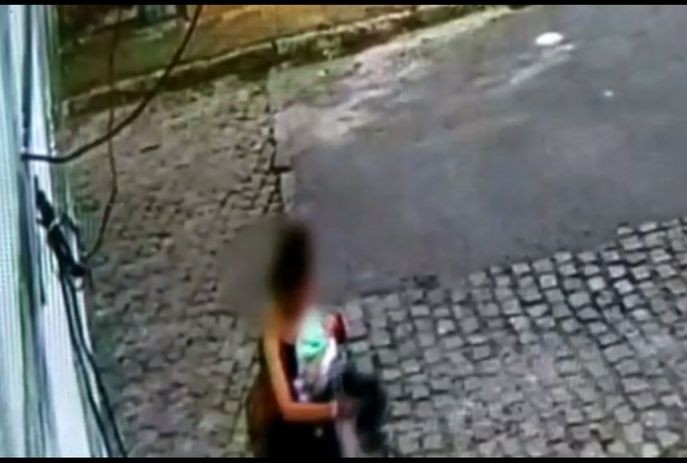 Momento em que a mãe abandona bebê recém-nascida em calçada, em João Pessoa. Reprodução: TV Tambaú.