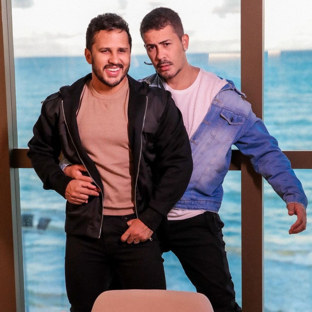 Carlinhos Maia e seu marido Lucas Guimarães, no apartamento assaltado. Reprodução: Instagram.