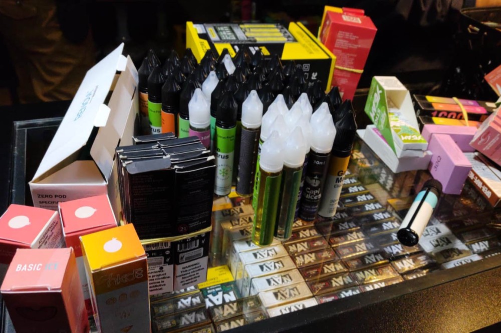 Três pessoas foram presas e mais de 860 cigarros eletrônicos e mais de 6 mil essências de narguilé foram apreendidos durante uma operação que envolveu a Ação Integrada de Fiscalização Urbana (AIFU), a Receita Federal, o Procon, a Secretaria de Justiça, Fa