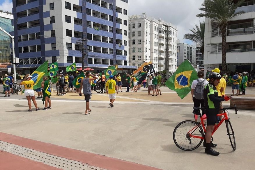 Manifestantes no Busto de tamandaré. Reprodução: Internet.