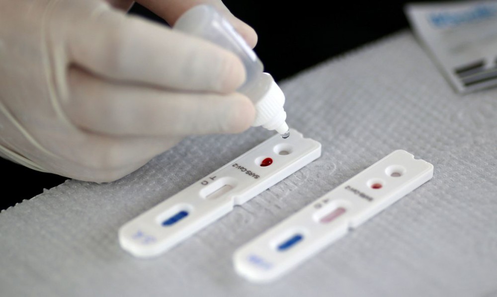 Teste rápido de detecção do novo coronavírus. Reprodução: REUTERS/Ueslei Marcelino.