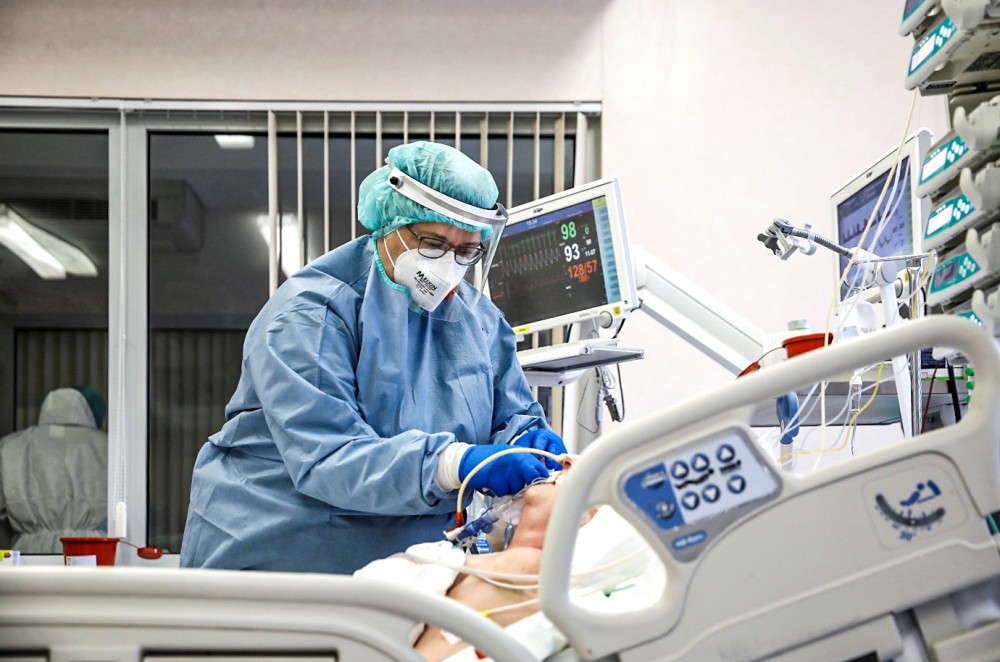 Paciente com Covid é tratado em hospital 14/4/2021 REUTERS/Kacper Pempel