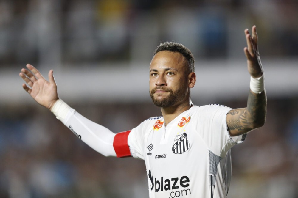 SANTOS, BRAZIL - FEBRUARY 16: Neymar of Santos celebrates after scoring the team´s first goal during a match between Santos and Agua Santa as part of Campeonato Paulista 2025 at Urbano Caldeira Stadium (Vila Belmiro) on February 16, 2025 in Santos, Brazil