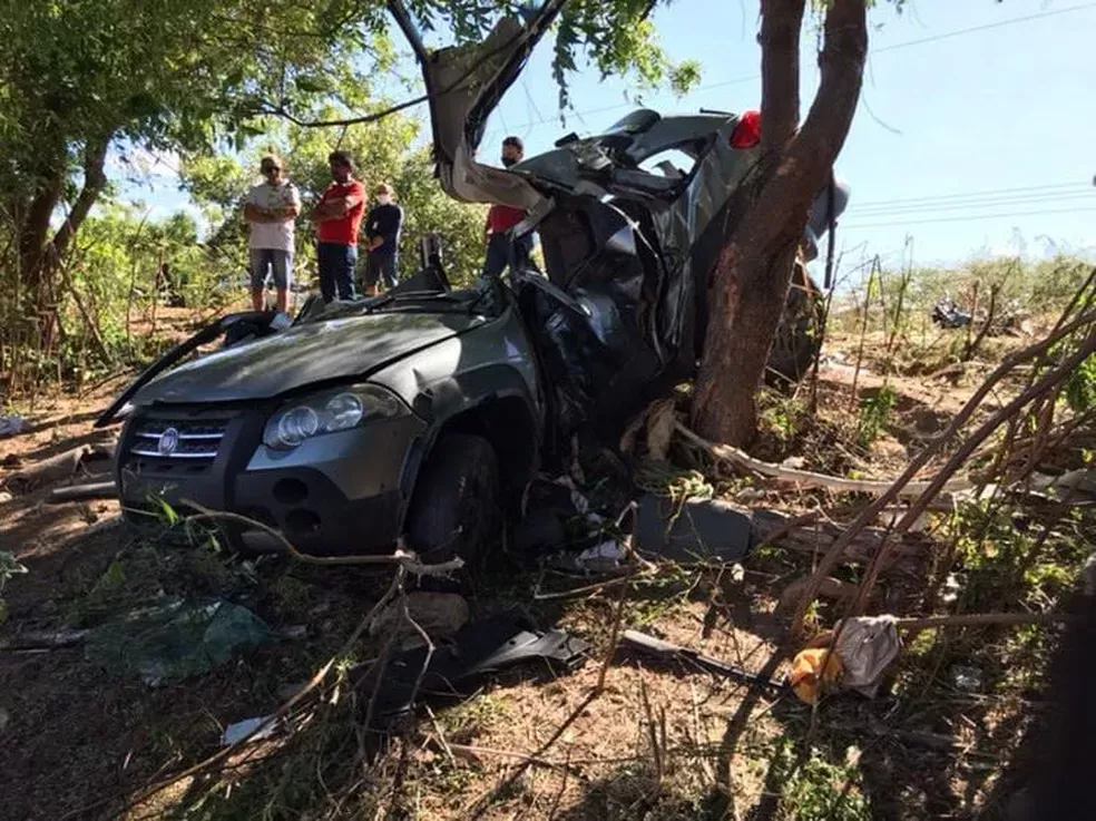 Carro envolvido no acidente que matou 5 pessoas da mesma família.