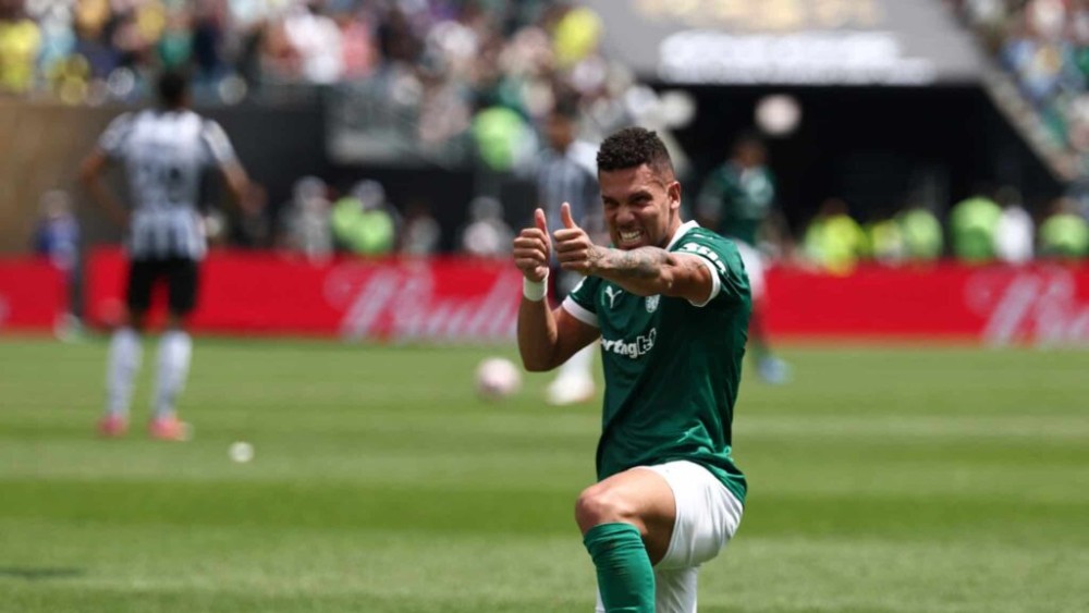 Palmeiras' Brazilian forward #10 Paulinho celebrates after scoring the opening goal during the FIFA Club World Cup 2025 round of 16 all-Brazilian football match between Palmeiras and Botafogo at Lincoln Financial Field Stadium in Philadelphia on June 28, 
