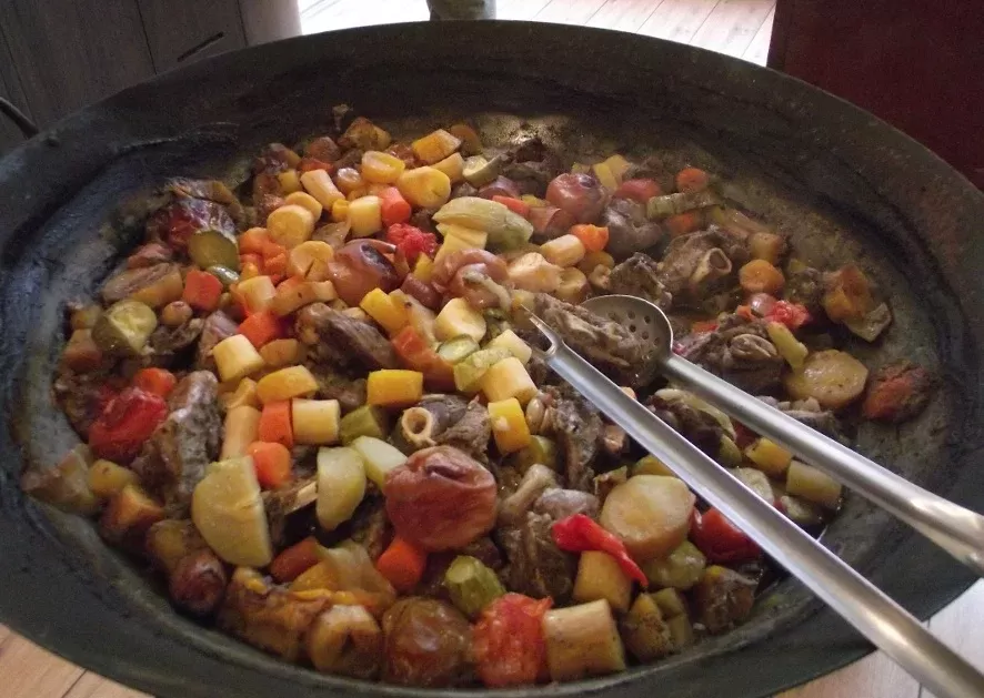 Do faroeste para o Paraná: como um buraco no chão virou tradição gastronômica nacional