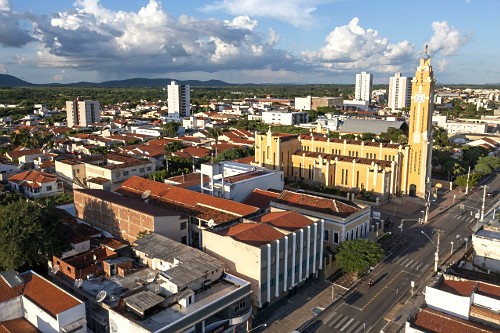 Vista de drone da cidade e Catedral Nossa Senhora da Piedade Local: Cajazeiras - Paraíba Data: 04/2022 Codigo: 94DM965 Autor: Delfim Martins