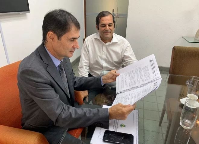 O ex secretário de administração, Paulo Roberto Diniz, ao lado do ex-prefeito Romero Rodrigues.