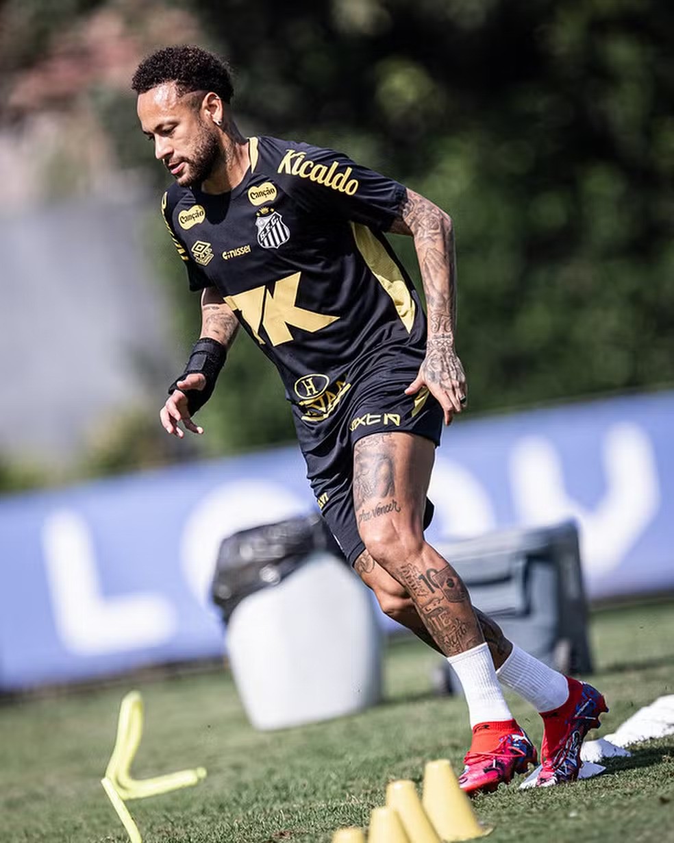 Neymar sofre edema na coxa e deve ficar fora da convocação para Eliminatórias