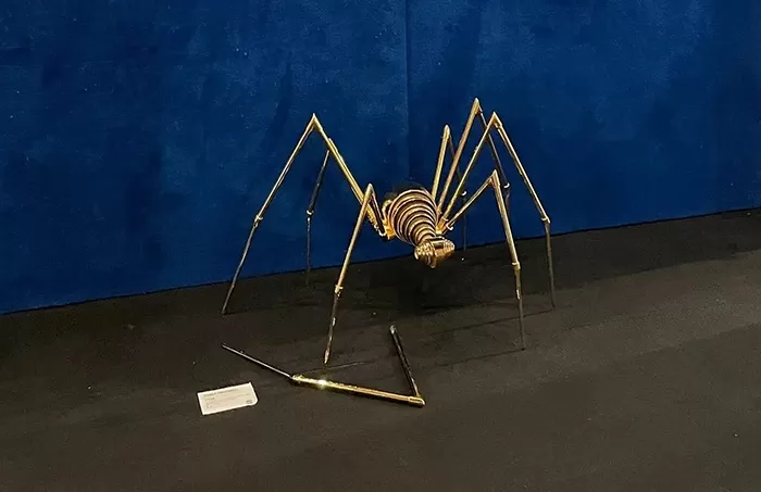 Escultura Atena Dorata, de Carlo Pecorelli, danificada. Foto reprodução da internet.