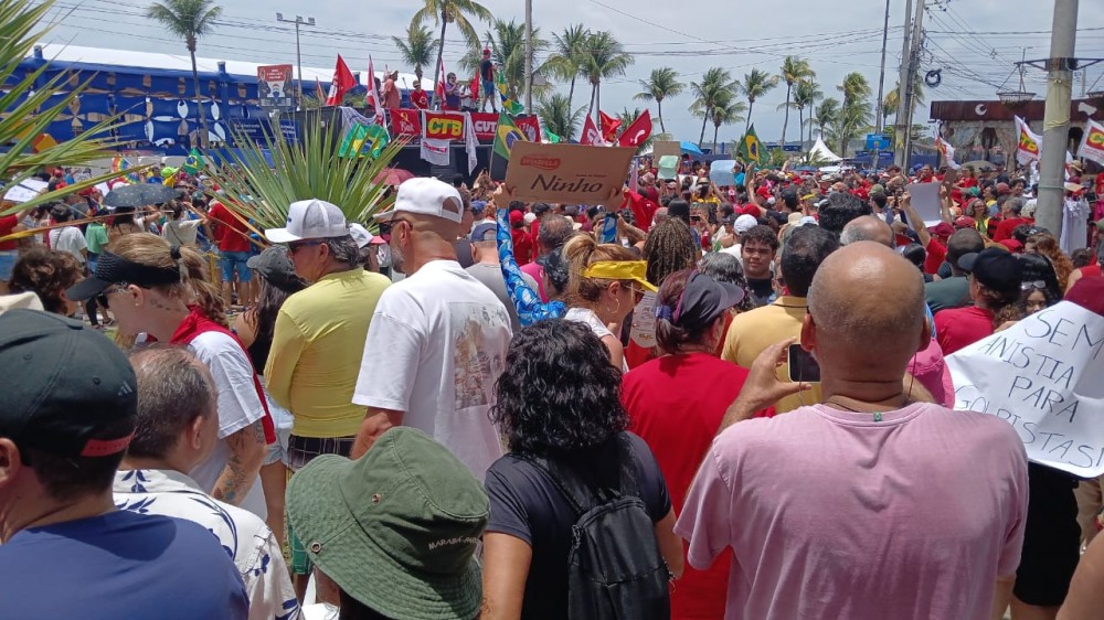 Manifestantes no Busto de Tamandaré, em João Pessoa, neste domingo (21). Foto: Rita de Cássia