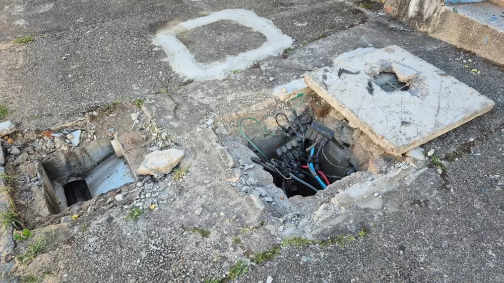 Suspeitos quebram calçadas e caixas subterrâneas para roubar cabos elétricos em área histórica da Capital