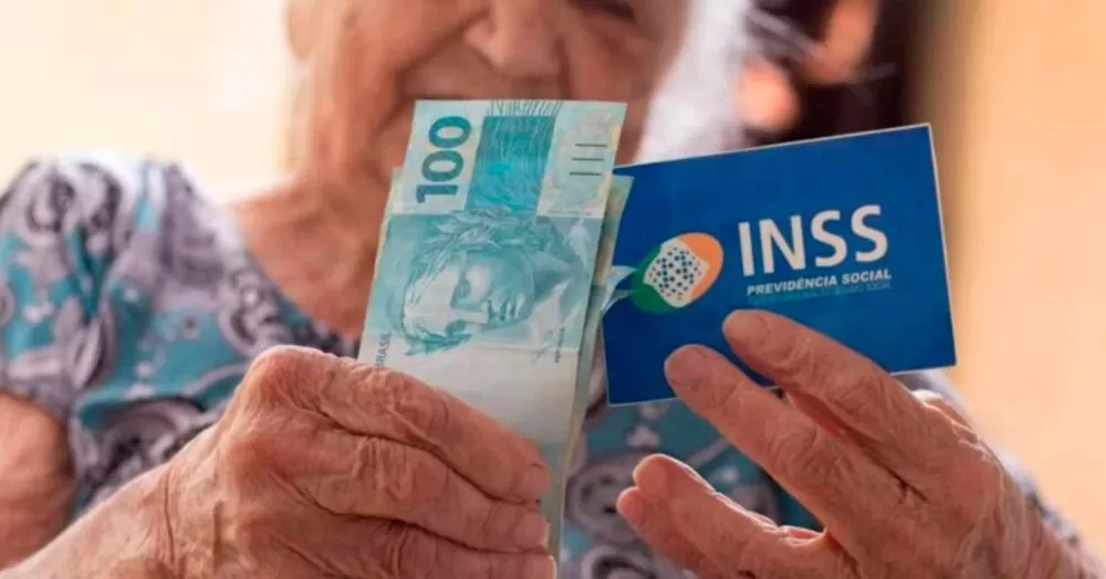 Aposentados e pensionistas do INSS começam a receber benefício