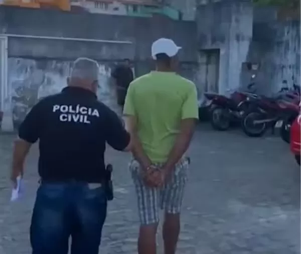 Homem é preso suspeito de arrombar delegacia e roubar espingarda, no Agreste da Paraíba