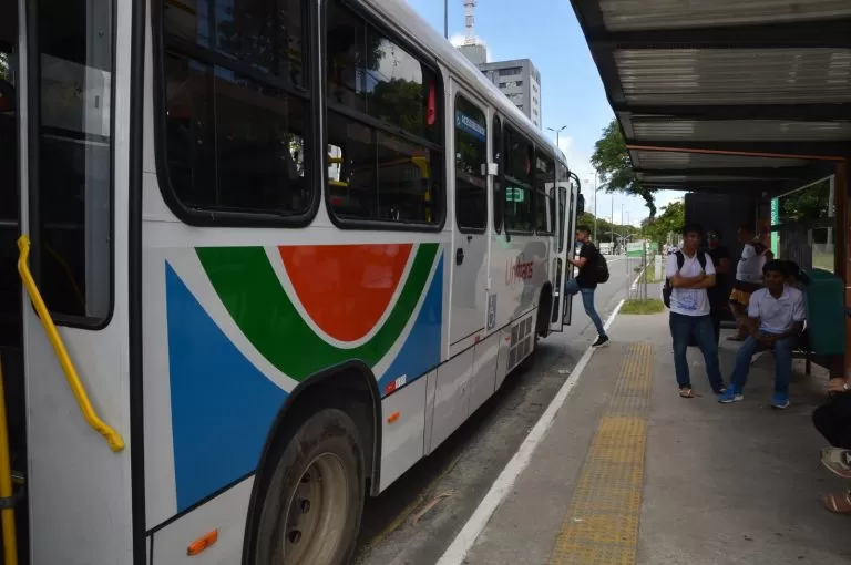 Estudantes têm passe livre nos ônibus no 2º dia do Enem, na capital