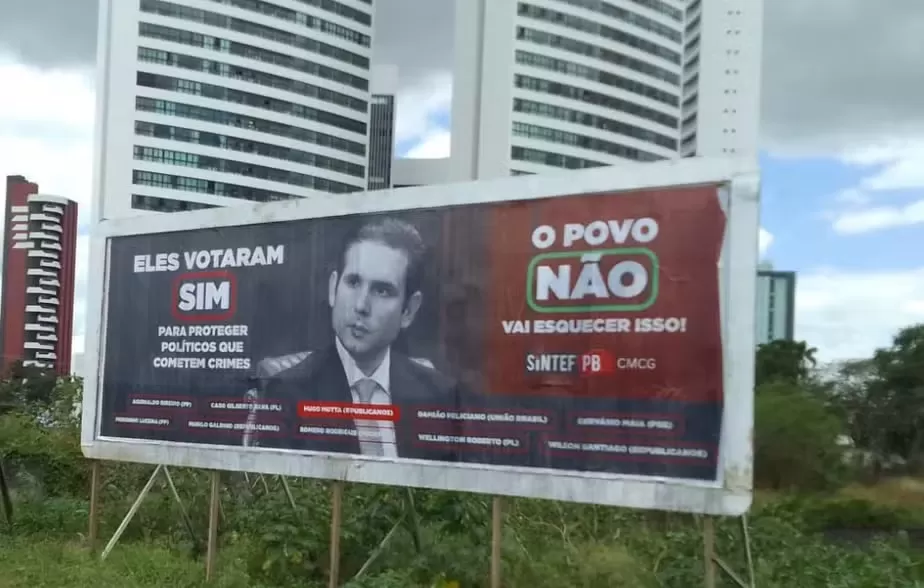 Hugo Motta aciona Justiça para remover outdoors críticos à PEC da Blindagem e perde ação