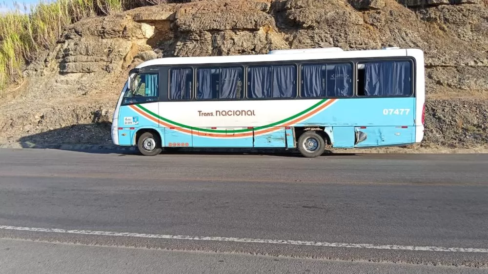 Pai morre a caminho de festa de aniversário do filho após carro bater em ônibus, na Paraíba