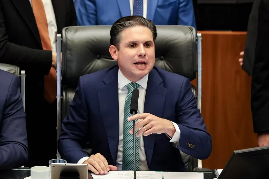 Hugo Motta sai em defesa de ex-assessora de Arthur Lira alvo de operação da Polícia Federal