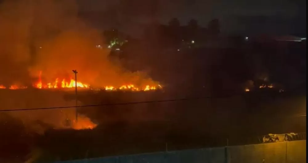 Terreno pega fogo e chamas se aproximam de residências no Geisel