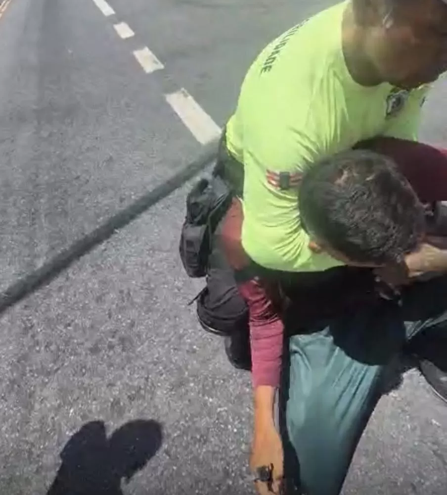 Motociclista se revolta em fiscalização e atira pedra contra agente em João Pessoa